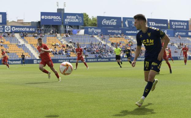 Liberto receives a ball in the match against Linares. 