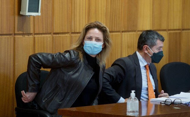 The accused, Cristina Elena T., together with her defense attorney, Evaristo Llanos. 