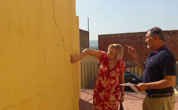 A neighbor from San Pedro shows the PP councilor the cracks in the facade of her house. 