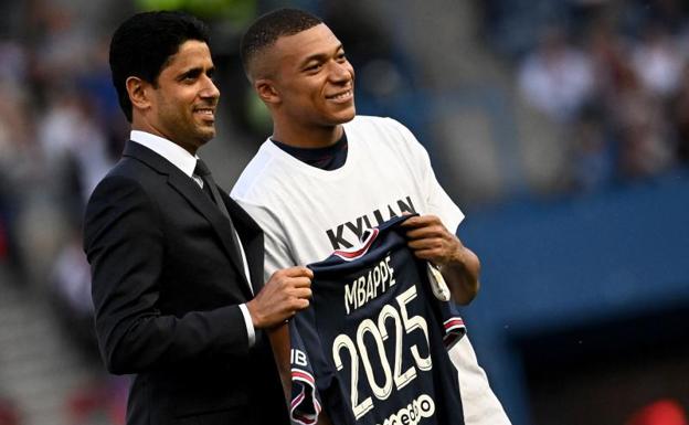 Nasser Al-Khelaifi and Kylian Mbappé stage the renewal of the player in the Parc des Princes.