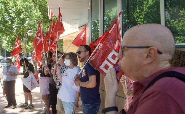 Protest of the unions at the door of the Ministry of Social Policy.