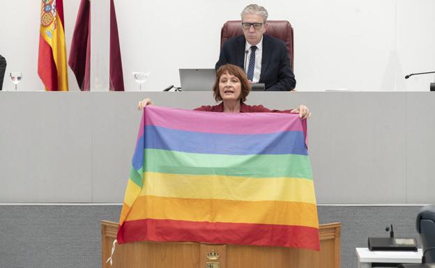María Marín shows the rainbow flag, this Wednesday, in the Regional Assembly.
