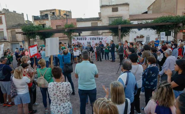 Neighborhood protest to demand the construction of the health center of San Cristóbal, in Lorca, this Thursday.