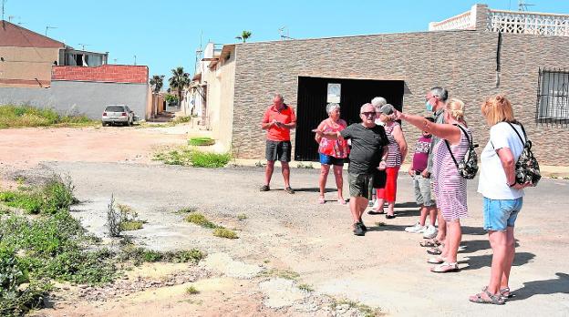 Affected neighbors observe the land where houses are projected, at the end of Fuenlabrada street, this week. 