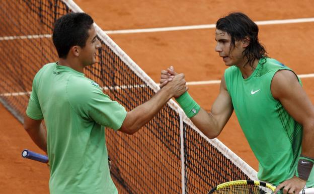 Nicolás Almagro congratulates Rafa Nadal, after losing in the 2008 Roland Garros quarterfinal match.