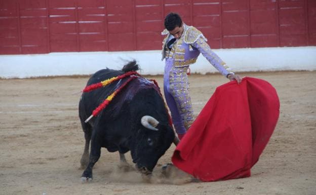 Paco Ureña, during the fight of one of the bulls of his batch, yesterday in Santisteban del Puerto.