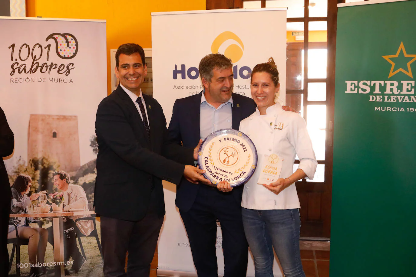 Casa Roberto's chef, Alejandra Rodríguez, receives the first prize in the rice tasting that was held this Monday on the occasion of the Calasparra Rice Day.