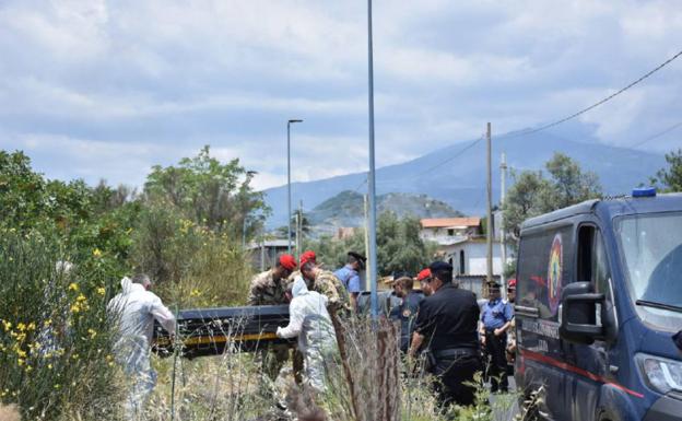 The Italian police transfer the body of the minor. 