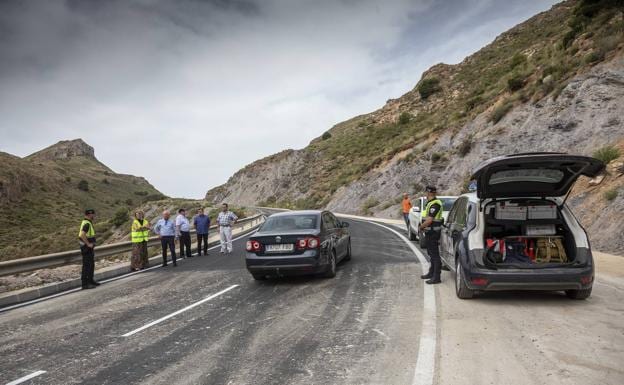 Control of the Local Police of the passage of the first vehicles, after opening the RM-E22 road in Cedacero to traffic yesterday. 