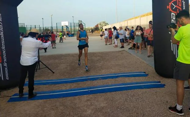 A runner crosses the finish line of the VIII Cross 'Paraíso Xtrem' cart.