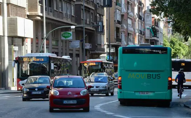 Buses passing through the Gran Vía de Murcia, in a file photo.