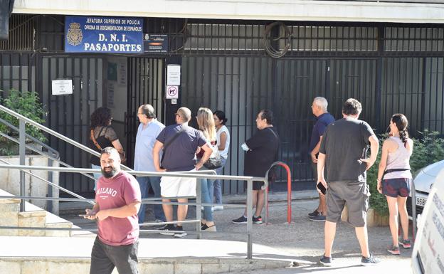 Queues for the issuance of the DNI on Isaac Albéniz street in Murcia, in a file photo.