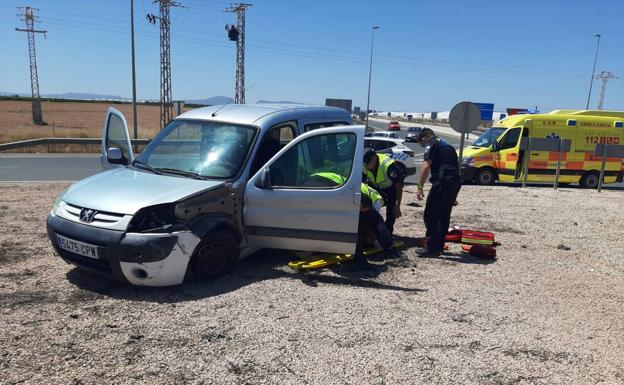 The emergency services attend to the driver injured in the accident that occurred in San Javier, this Saturday.