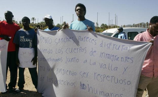 Around fifty residents of the Temporary Stay Center for Immigrants in Melilla gathered last Monday to demand an investigation. 
