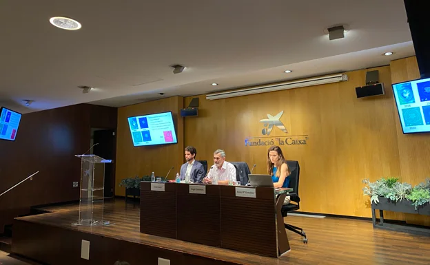 From left to right: Ferran Curtó, co-author of the report, Àngel Castiñeira, director of the ESADE Chair in LeadershipS and Sustainability and co-author of the report, and Anna Mª González, co-author of the report.
