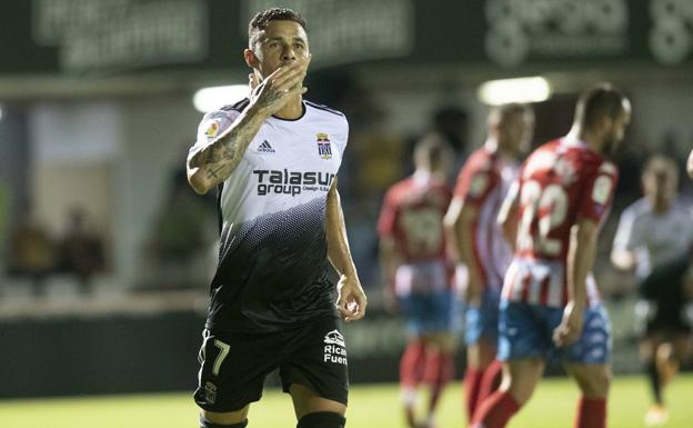 Rubén Castro celebrates a goal with the Albinegra shirt.