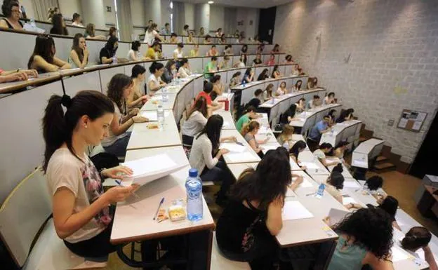 Archive image of an exam in a classroom on the Espinardo campus.