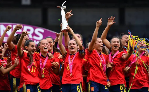 Silvia Lloris, third from the right and wearing number 8, celebrates the title with her teammates this Saturday in Ostrava. 