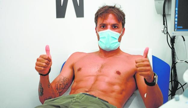 Pedro León, at the medical examination that took place at the Mesa del Castillo hospital in Murcia, yesterday. 