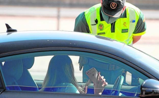 A driver shows an agent her mobile phone during a recent control in the Region. 