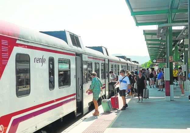 Passengers board a motorized train on the Cercanías line between Murcia and Alicante, yesterday at the Carmen station. 