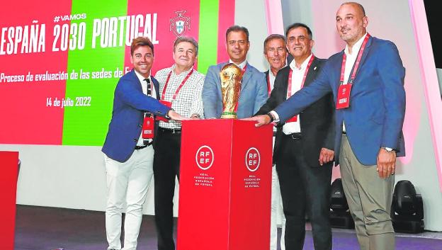 From left to right, Fran Sánchez, General Director of Sports;  Agustín Ramos, president of Real Murcia;  Marcos Ortuño, Minister of the Presidency;  Monje Carrillo, president of the Murcian Football Federation;  José Antonio Serrano, Mayor of Murcia, and Pedro J. García, Councilor for Sports, yesterday in Las Rozas. 