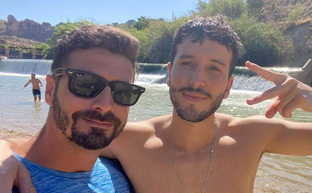 Sebastián Yatra (right) together with the manager of Rafting Murcia, David Cano.