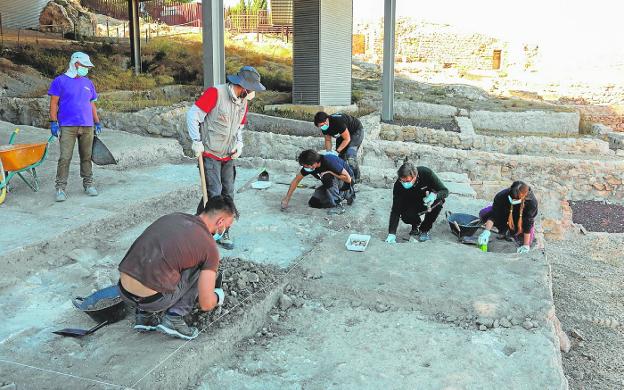 Archaeologists during the excavation at house number 16 of the Jewish quarter carried out in 2020. 