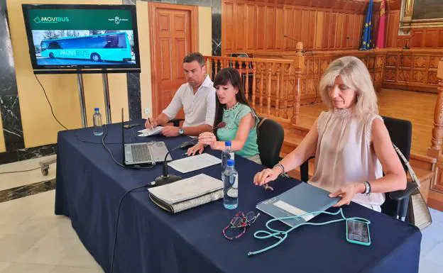 The director of Mobility, Marina Munuera, and the rest of the municipal representatives of the Northwest and Río Mula, at the meeting on Movibus news.