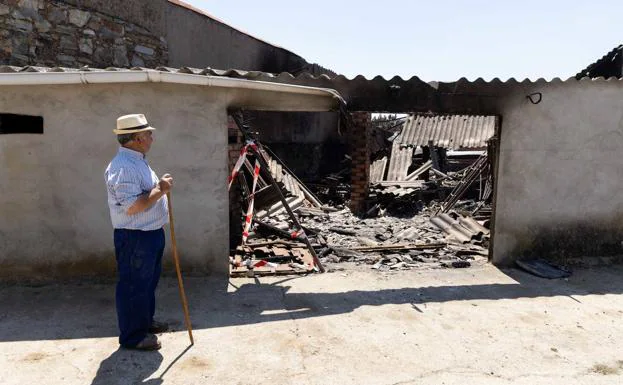 Miguel Río, alcalde de San Martín de Tábara, contempla los daños en una de sus casas. El municipio ha perdido el 100% de sus tierras y sufre daños en el núcleo urbano./A. Mingueza