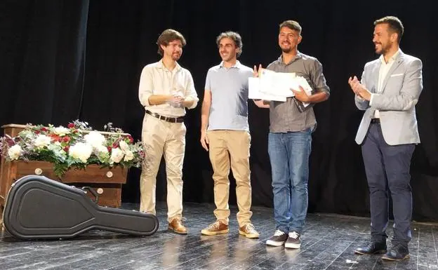 The winner of this year's International Guitar Competition, Eddy Ramirez, accompanied by the Director of the Festival, Ramón Vergara, and the Councilor for Culture, Diego Jesús Boluda.