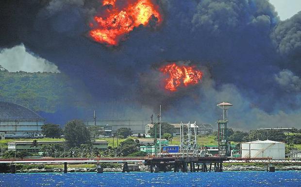 Flames rise over oil deposits in Matanzas. 