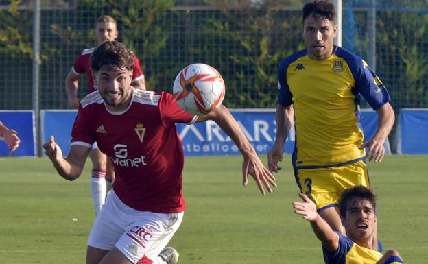 Javi Rueda presides over the ball, in this Wednesday's match against Alcorcón.