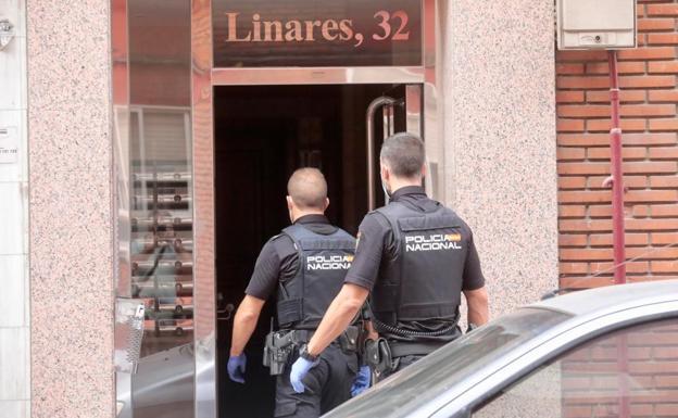 The National Police entered the house on Calle Linares in Valladolid.