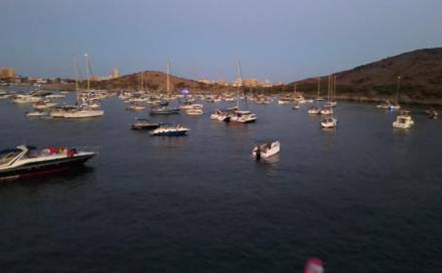 Boats anchored next to the Isla del Ciervo, in La Manga, last Saturday afternoon at a party. 