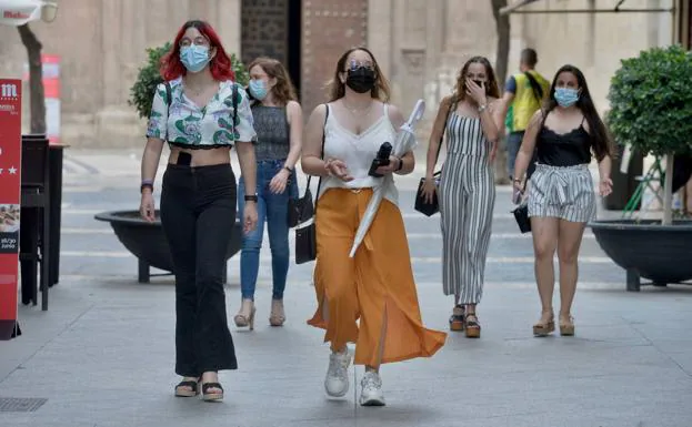 Young people with a mask walking through the center of Murcia, in a file photo.