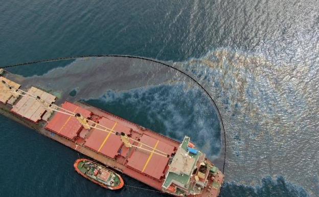 The spill of fuel oil from the ship stranded in Gibraltar exceeds the first barrier. 