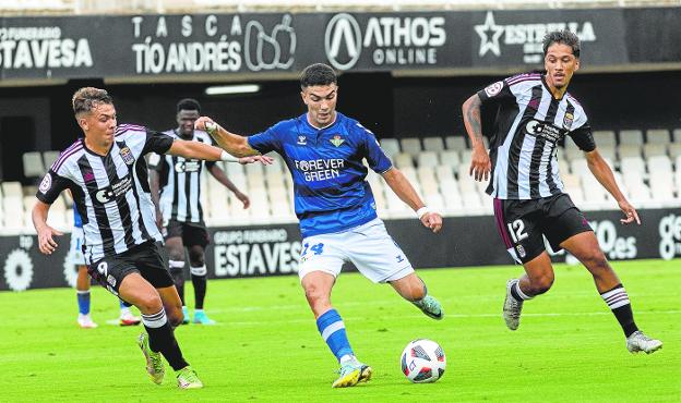 Josema from Cartagena and Enrico Dueñas from El Salvador put pressure on Enrique Fernández, Betis B midfielder, in yesterday's game at the Cartagonova stadium. 