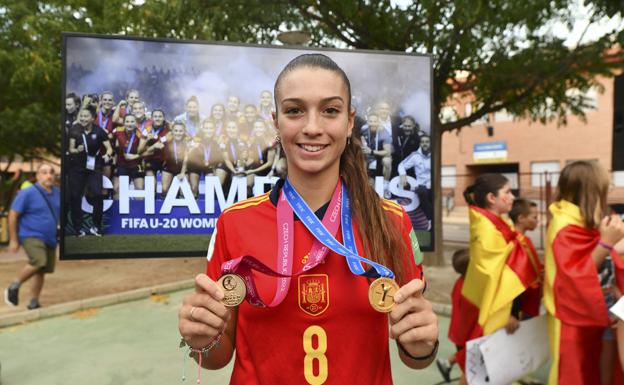 Silvia Lloris poses in El Palmar with the two medals she won this summer. 