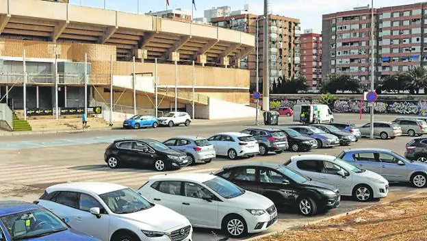 Cars parked yesterday on the esplanade in front of the west stand of the Cartagonova stadium, under which the system will be installed to shield it against flooding. 