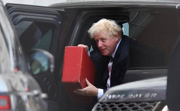 Boris Johnson, this Monday upon his arrival at number 10 Downing Street, with the portfolio that symbolizes the transfer of powers to the new prime minister, Liz Truss