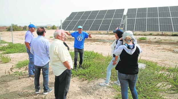 A group of neighbors from El Algar, belonging to the platform, next to a photovoltaic park already installed very close to their town. 