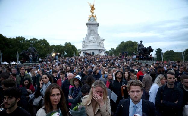 A crowd cried this Thursday the death of Elizabeth II at the gates of Buckingham Palace