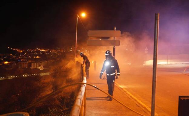 Firefighters put out the fire that originated in Lorca, this Friday night.