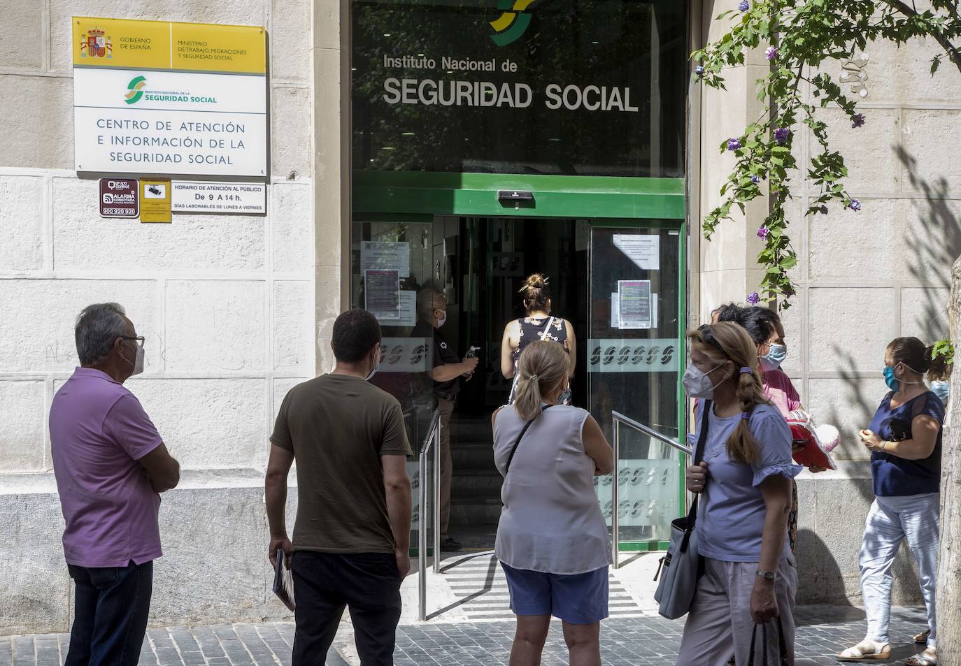 Queues at the door of a Social Security office, in a file image.