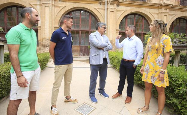 Jerónimo Lajara, dean of the Faculty of Medicine of the UCAM, receives some of the members of the University who have participated in the mission in Uganda.