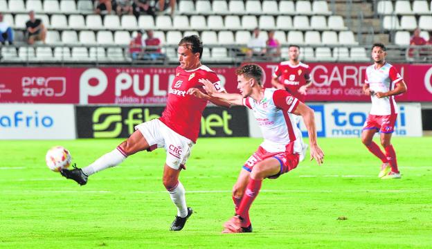 Pedro León controls the ball, harassed by a Calahorra player, in the only game played in Murcia this season (0-0), on August 27. 