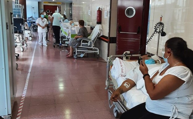 Patients in the corridor of the Rafael Méndez de Lorca hospital. 