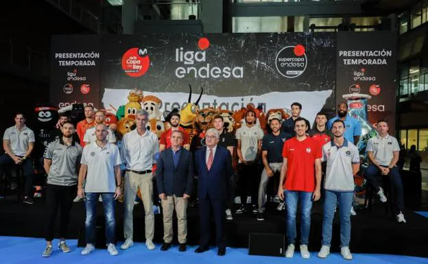 ACB players, in the family photo of the Endesa League presentation. 