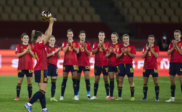 Alexia Putellas con el Balón de Oro aplaudido por sus compañeros. 